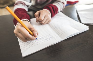 Çocuk yazma bir defter. 