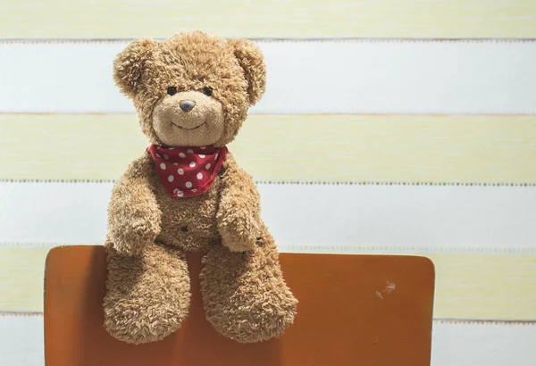 Osito de peluche en habitación de bebé — Foto de Stock