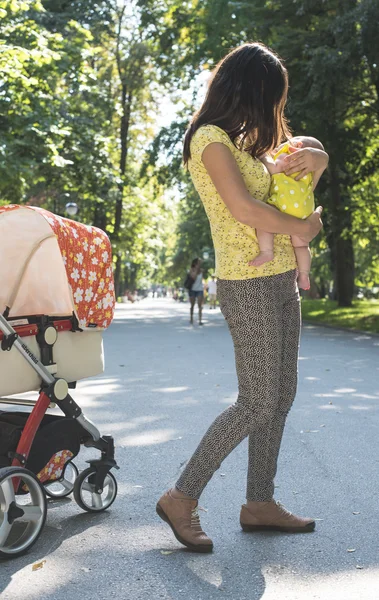 Woman and baby in park — Stock Photo, Image