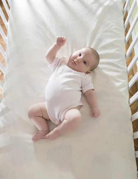 Bebé en cama de bebé —  Fotos de Stock