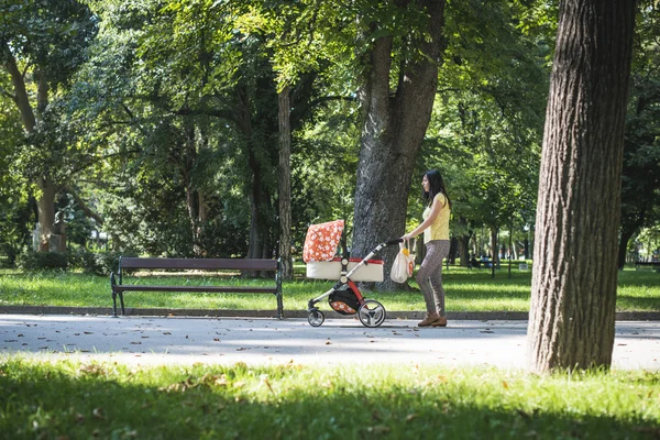 Madre passeggiando nel parco — Foto Stock