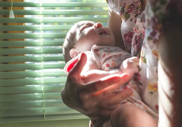 Baby a máma na okna — Stock fotografie