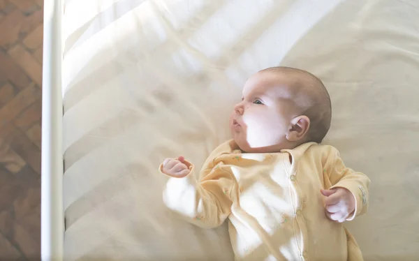 Младенец в детской кроватке — стоковое фото