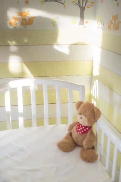 Ours en peluche dans la chambre bébé — Photo