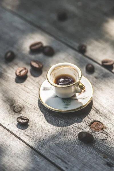 Xícara de café na mesa de madeira — Fotografia de Stock