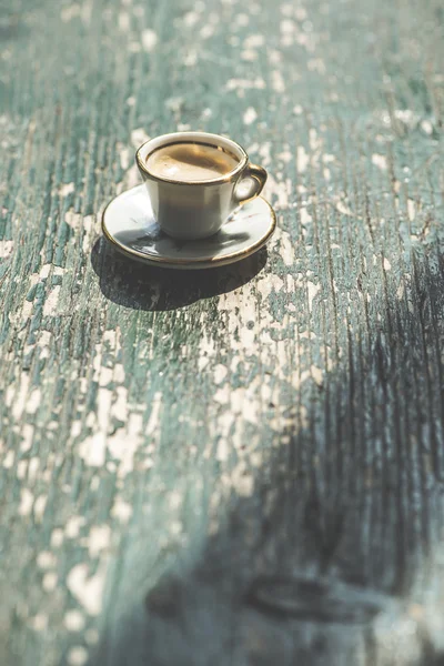 Kopje koffie op houten tafel. — Stockfoto