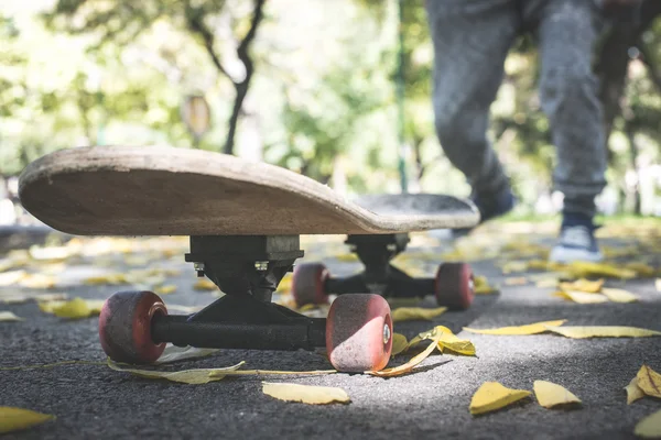 Chlapec s skateboard v parku — Stock fotografie