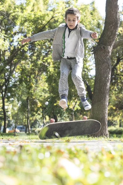 Garçon avec planche à roulettes dans le parc — Photo