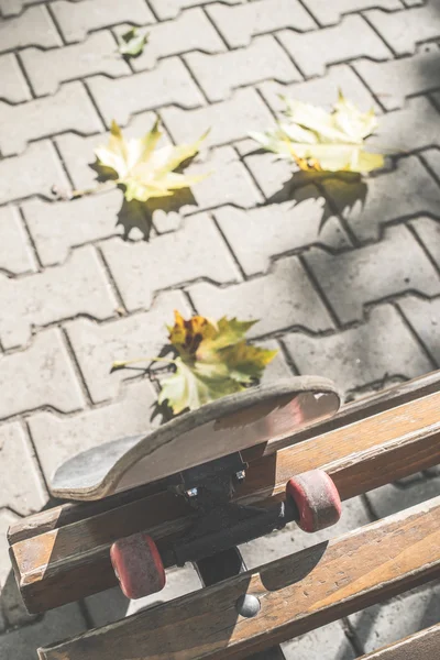 Skateboard neben Bank — Stockfoto