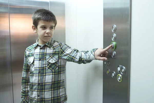 Gyermek megnyomott gomb a lift — Stock Fotó