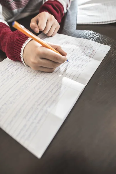 Kind schrijven in een notitieblok. — Stockfoto