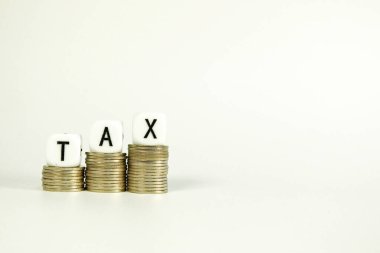 Vergi Mevsimi: Vergi Zamanı Hatırlatma Arkaplanı Dijital olarak oluşturulan resim fotokopisi Boşluk Boşluğu Beyaz Zarlar Vergi Dağıtımında Vergi Yığınları 'nda Vergi Mevsiminde Tahta Blok Ev kavramlarına karşı yatay olarak yükseliyor