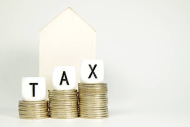 Vergi Mevsimi: Vergi Zamanı Hatırlatma Arkaplanı Dijital olarak oluşturulan resim fotokopisi Boşluk Boşluğu Beyaz Zarlar Vergi Dağıtımında Vergi Yığınları 'nda Vergi Mevsiminde Tahta Blok Ev kavramlarına karşı yatay olarak yükseliyor