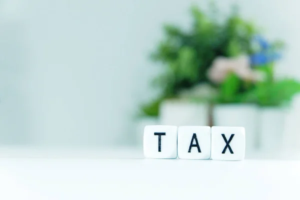 Vergi Mevsimi: Resmin sağına yatay olarak Dice ile yazılan bir Beyaz Yüzey dijital olarak oluşturulmuş bir resim depolama fotokopi alanı yakın çekim derinliği alan fotoğrafının üç beyaz zar açıkça siyah renkli vergilendirme vergisi içeriyor