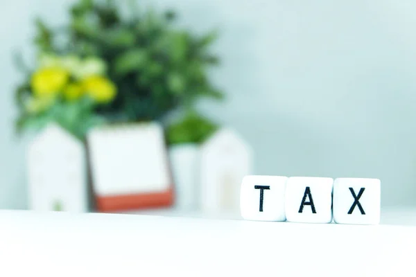 Vergi Mevsimi: Resmin sağına yatay olarak Dice ile yazılan bir Beyaz Yüzey dijital olarak oluşturulmuş bir resim depolama fotokopi alanı yakın çekim derinliği alan fotoğrafının üç beyaz zar açıkça siyah renkli vergilendirme vergisi içeriyor