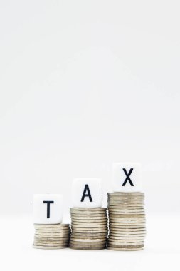 Vergi Sezonu: Dice ile yazılan ve resmin ortasına yerleştirilen bir Beyaz Yüzey dijital olarak oluşturulan dikey resim kopyası alanı