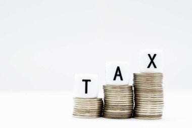 Vergi Sezonu: Dice ile yazılan ve resmin ortasına yerleştirilen bir Beyaz Yüzey dijital olarak oluşturulan dikey resim kopyası alanı