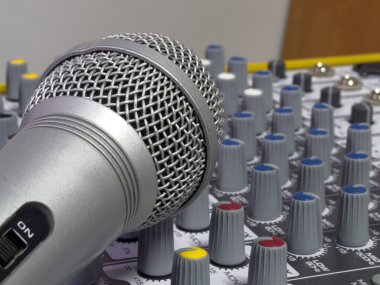 Mikrofon ve karıştırma konsolu