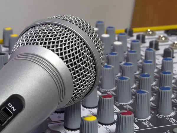 Mikrofon ve karıştırma konsolu