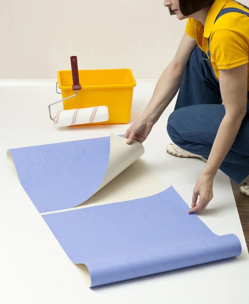 Mujer haciendo reparaciones — Foto de Stock