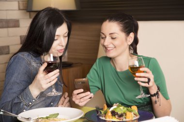 İki kadın bir akıllı telefon kullanma