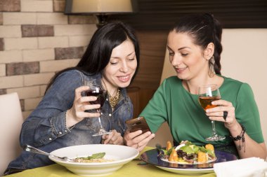İki kadın bir akıllı telefon kullanma