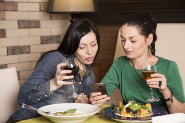 İki kadın bir akıllı telefon kullanma