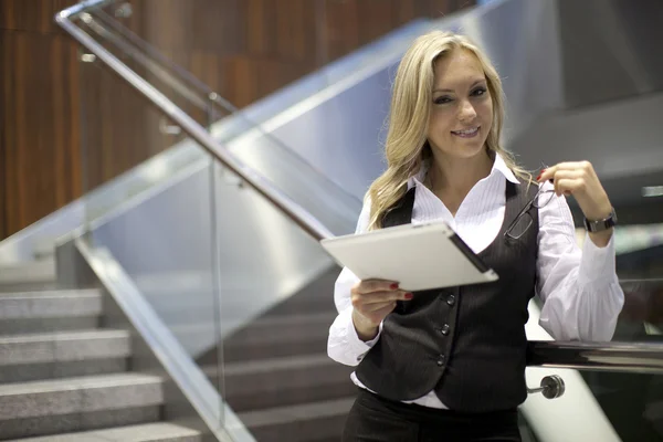 Mujer joven en la oficina — Foto de Stock