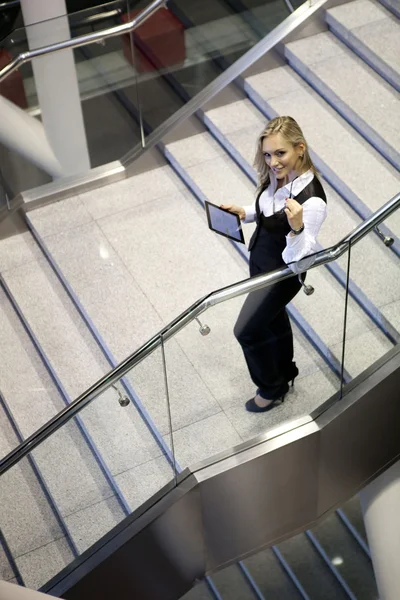 Junge Frau im Büro — Stockfoto