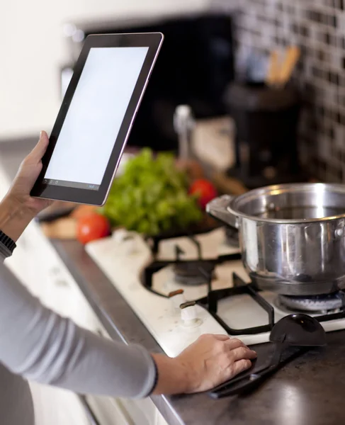 Cozinhar, tecnologia e conceito de casa — Fotografia de Stock