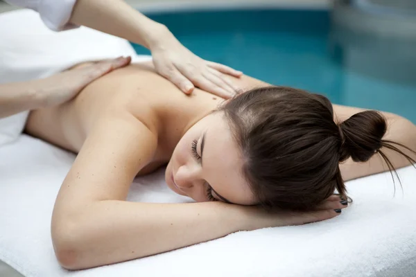 Mulher faz massagem — Fotografia de Stock