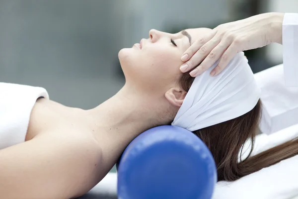 Woman makes massage — Stock Photo, Image