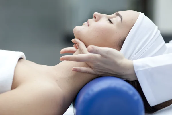 Kvinnan gör massage — Stockfoto