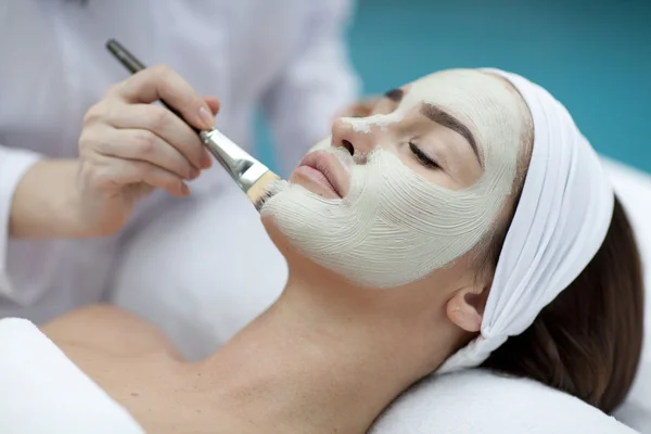 Mulher fazendo procedimentos cosméticos — Fotografia de Stock