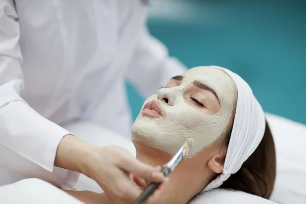 Mujer haciendo procedimientos cosméticos —  Fotos de Stock