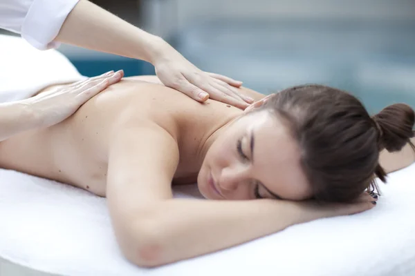 Hermosa mujer en el salón de spa recibiendo masaje —  Fotos de Stock