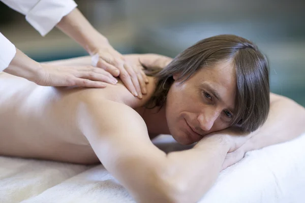 Mann erhält Massage-Entspannungsbehandlung aus der Nähe von weiblichen Händen — Stockfoto