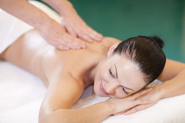 Hermosa mujer en el salón de spa recibiendo masaje — Foto de Stock