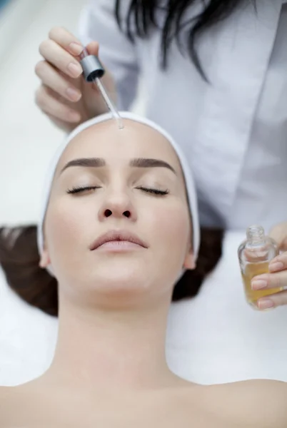 Woman receiving spa treatment — Stock Photo, Image