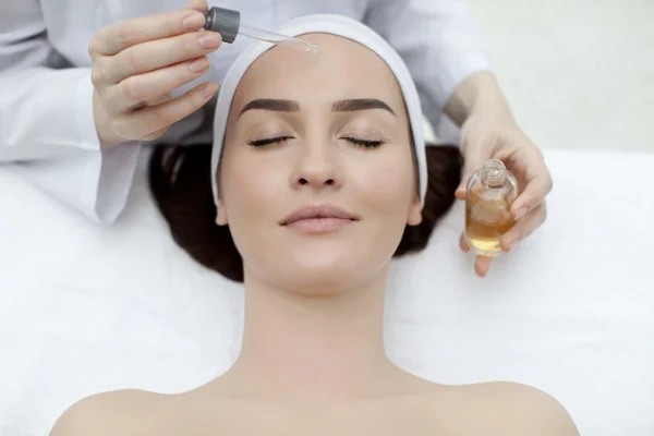 Woman receiving spa treatment — Stock Photo, Image