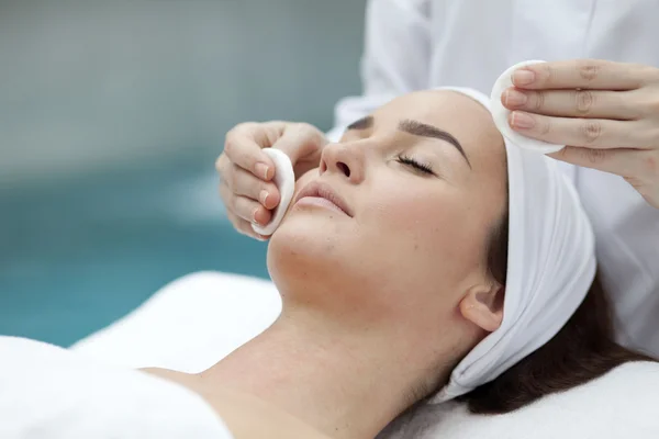 Woman making cosmetic procedures — Stock Photo, Image