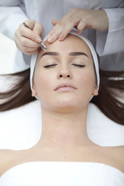 Mujer haciendo procedimientos cosméticos — Foto de Stock