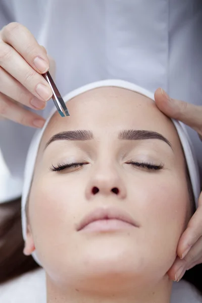 Mujer haciendo procedimientos cosméticos — Foto de Stock