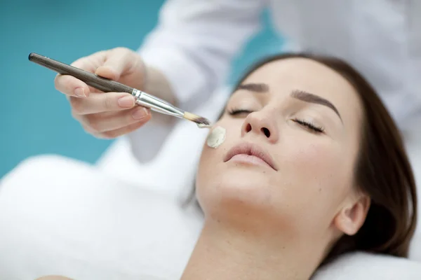 Woman making cosmetic procedures — Stock Photo, Image