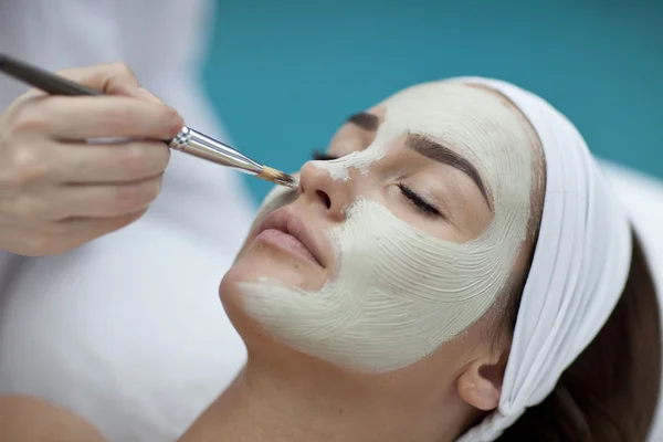 Mujer haciendo procedimientos cosméticos — Foto de Stock