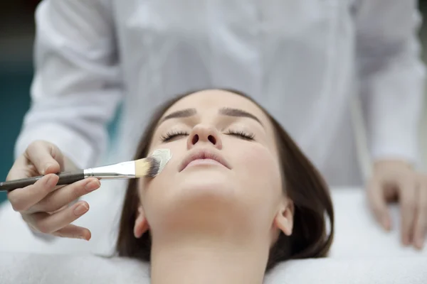 Mujer haciendo procedimientos cosméticos —  Fotos de Stock