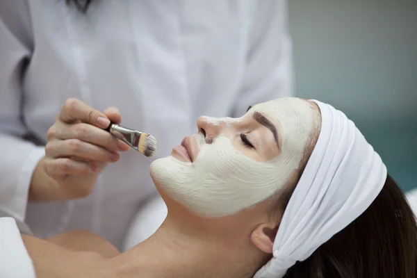 Kvinna att göra kosmetiska behandlingar — Stockfoto