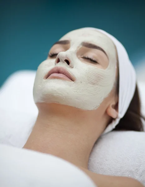 Mujer haciendo procedimientos cosméticos — Foto de Stock