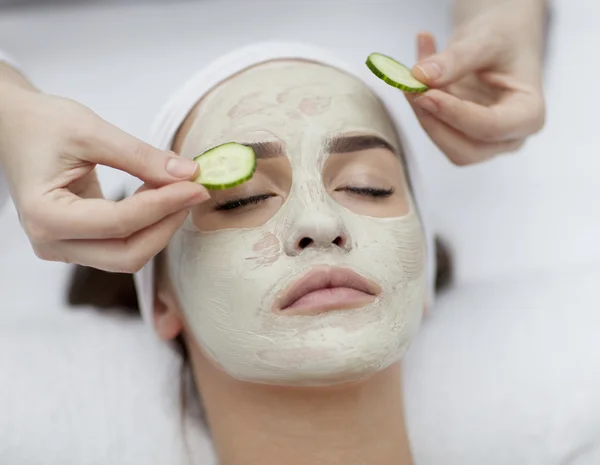 Mulher com um pacote facial . — Fotografia de Stock