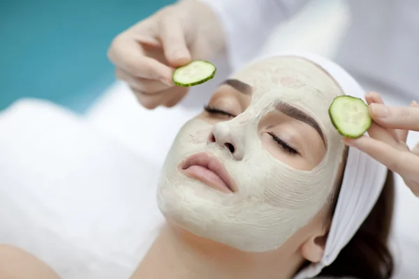 Mujer con un paquete facial . — Foto de Stock